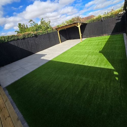 Garden makeover with artificial grass