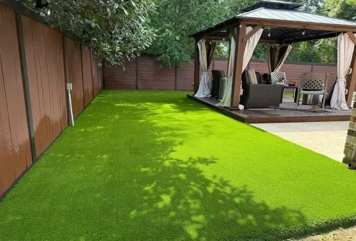 Fake-grass-near-Pergola